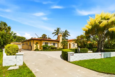 $2,400,000 | 145 Northeast Spanish Court, Boca Raton, FL 33432