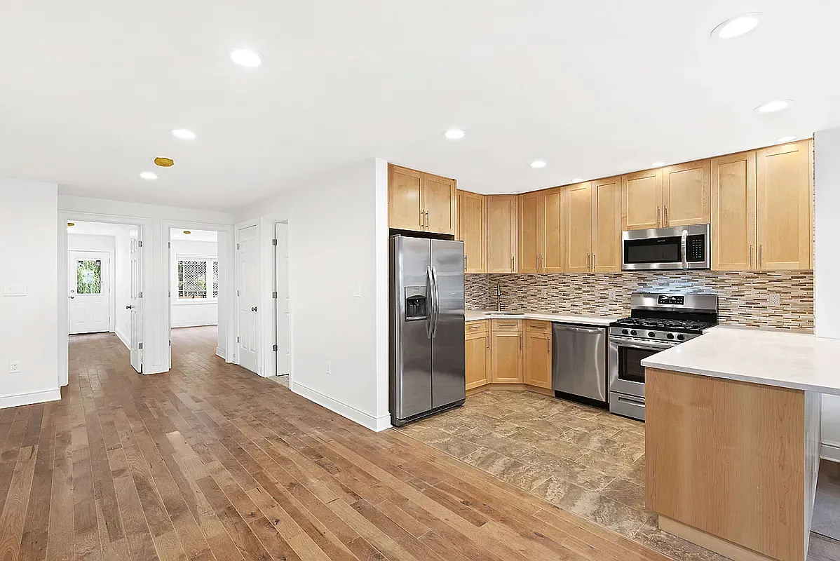 10-44 47th Road, Unit 1 Queens, NY 11101 - Photo 3 of 12