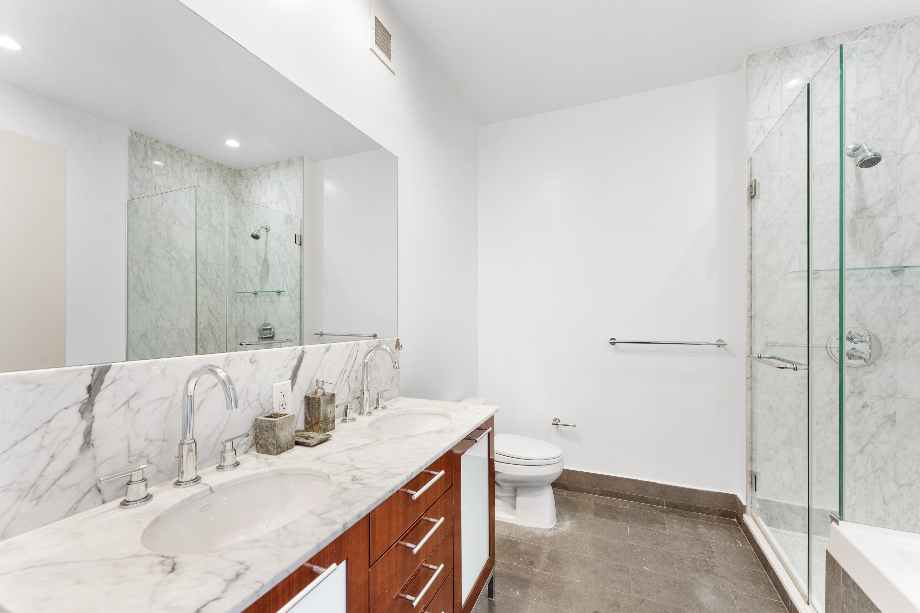 100 Jay Street, Unit 32B Brooklyn, NY 11201 - Photo 5 of 10 a bathroom with a bathtub and a sink
