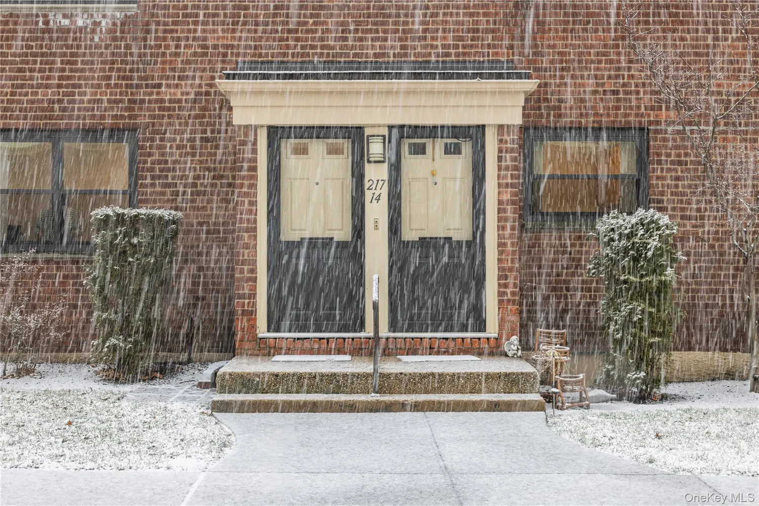 a house view with a outdoor space