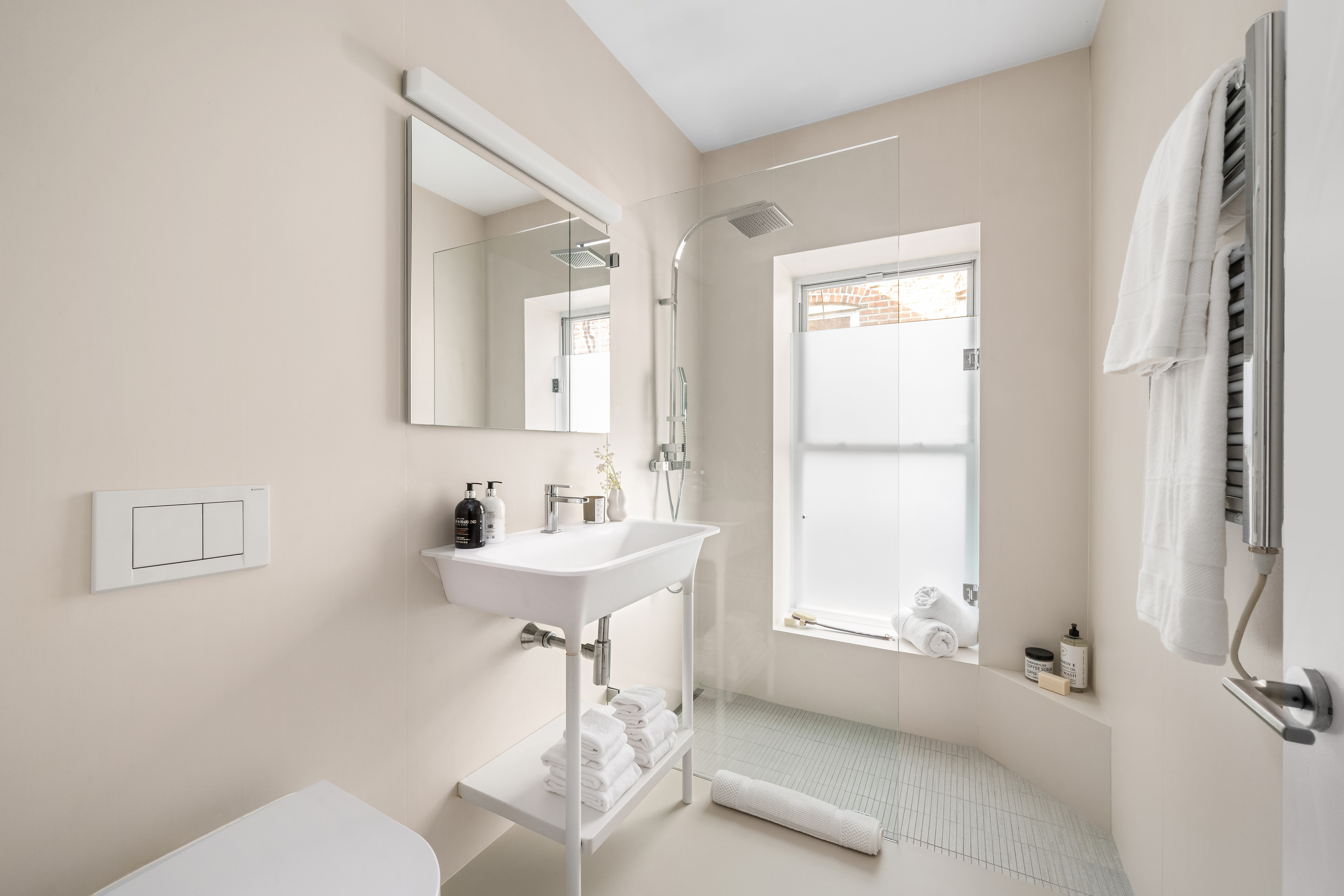 472 Greenwich Street, Unit PH Manhattan, NY 10013 - Photo 12 of 13 a bathroom with a sink toilet and tub