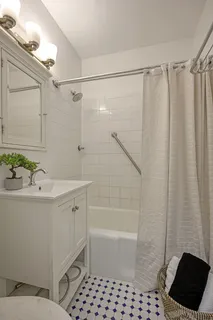 $440,000 | 300 East 74th Street, Unit 6D | Lenox Hill