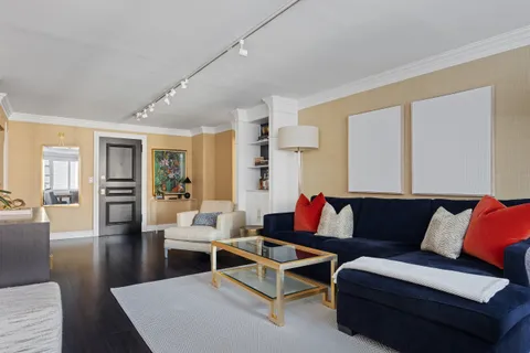 $950,000 | 196 East 75th Street, Unit 9G | Lenox Hill
