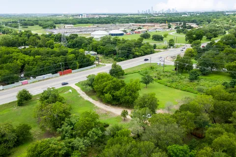a view of yard with green space