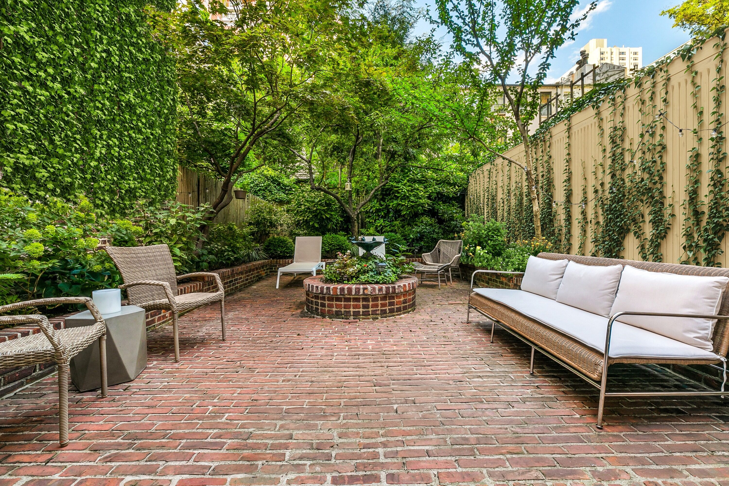 209 East 61st Street Manhattan, NY 10065 - Photo 18 of 24 a outdoor view with a sitting space