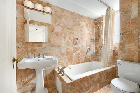 $825,000 | 2 Beekman Place, Unit 12F | Midtown East