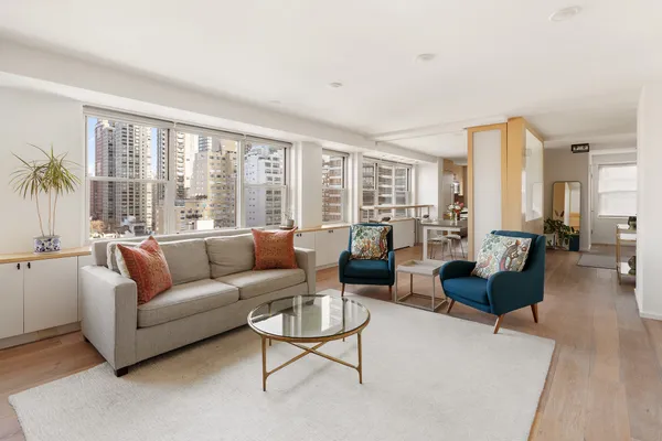 $995,000 | 150 East 61st Street, Unit 16D | Lenox Hill
