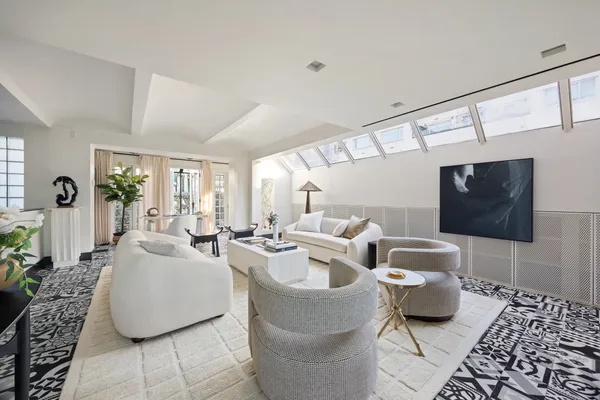 $9,800,000 | 15 East 70th Street, Unit PHB | Lenox Hill