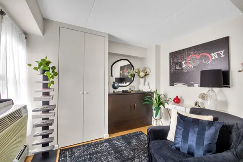 $725,000 | 220 Manhattan Avenue, Unit 7P | Upper West Side
