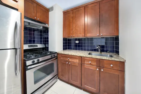$598,000 | 305 East 40th Street, Unit 17C | Murray Hill