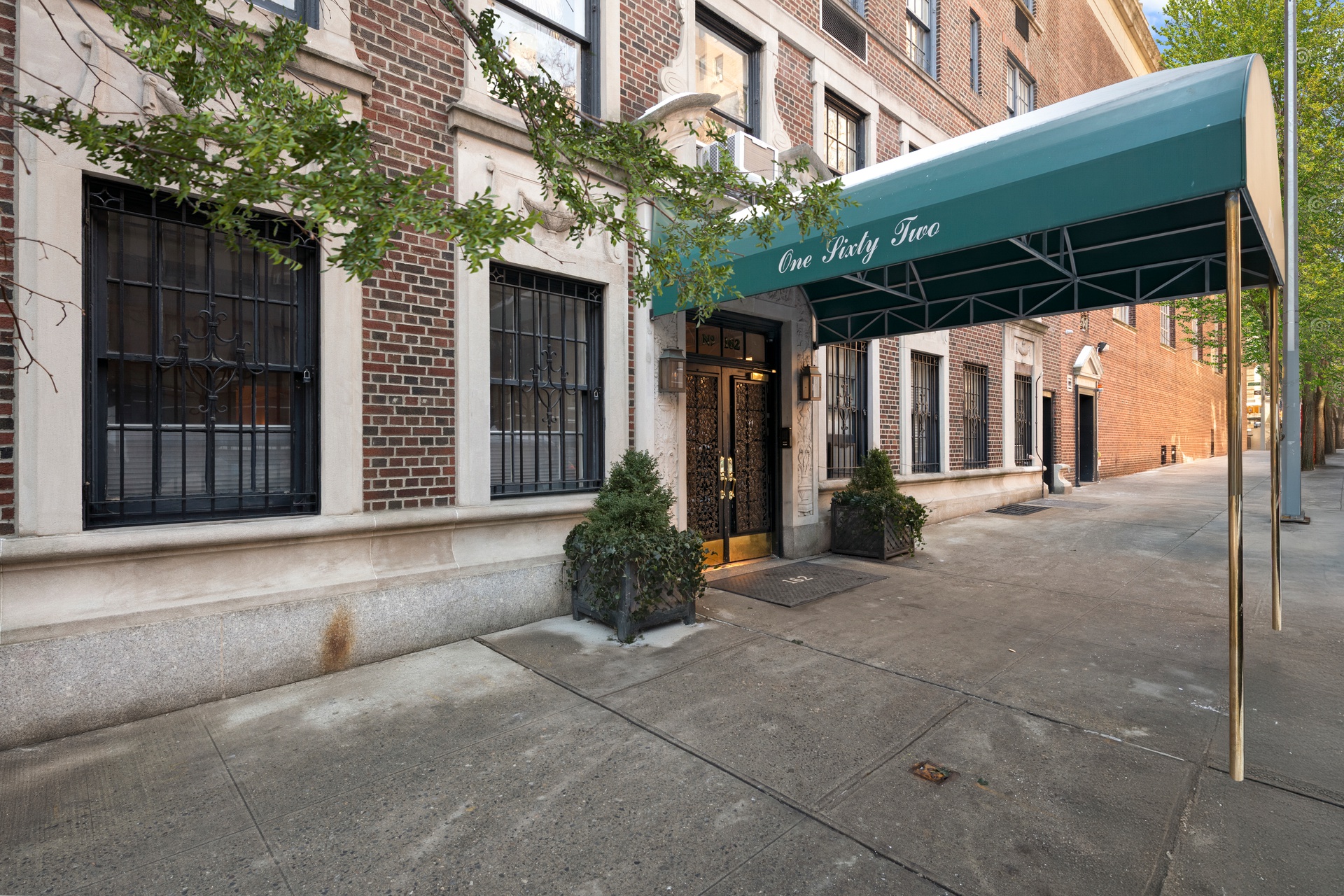 162 East 80th Street, Unit 1B Manhattan, NY 10075 - Photo 9 of 10 a view of a building with a outdoor space