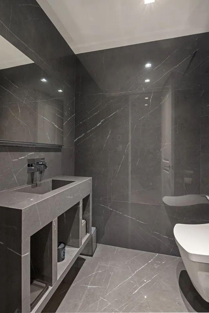 a view of a livingroom with furniture