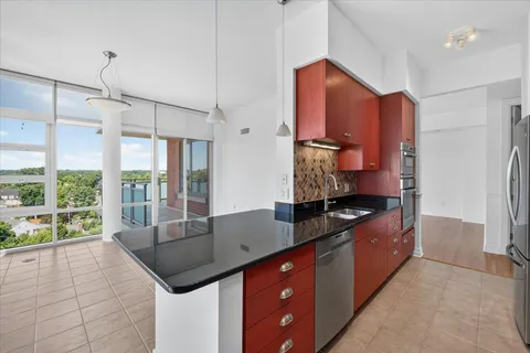 $1,100,000 | 4950 Central Street, Unit 805, Kansas City, MO 64112