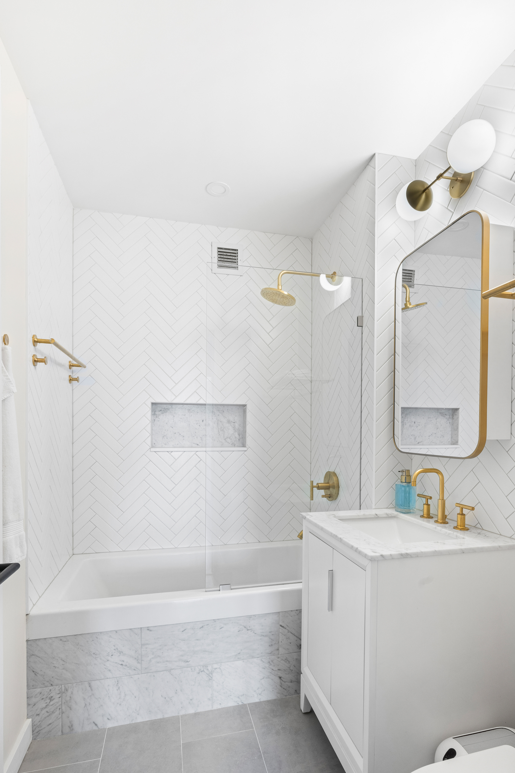 100 Jay Street, Unit 20F Brooklyn, NY 11201 - Photo 14 of 20 a bathroom with a tub a sink and mirror