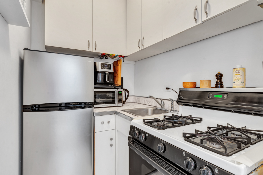 425 East 79th Street, Unit 2A Manhattan, NY 10075 - Photo 6 of 10