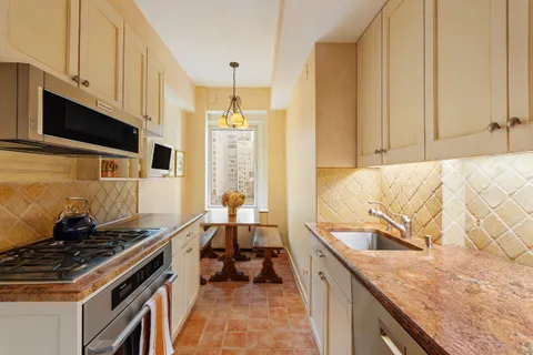 $2,500,000 | 162 East 80th Street, Unit 9B | Upper East Side