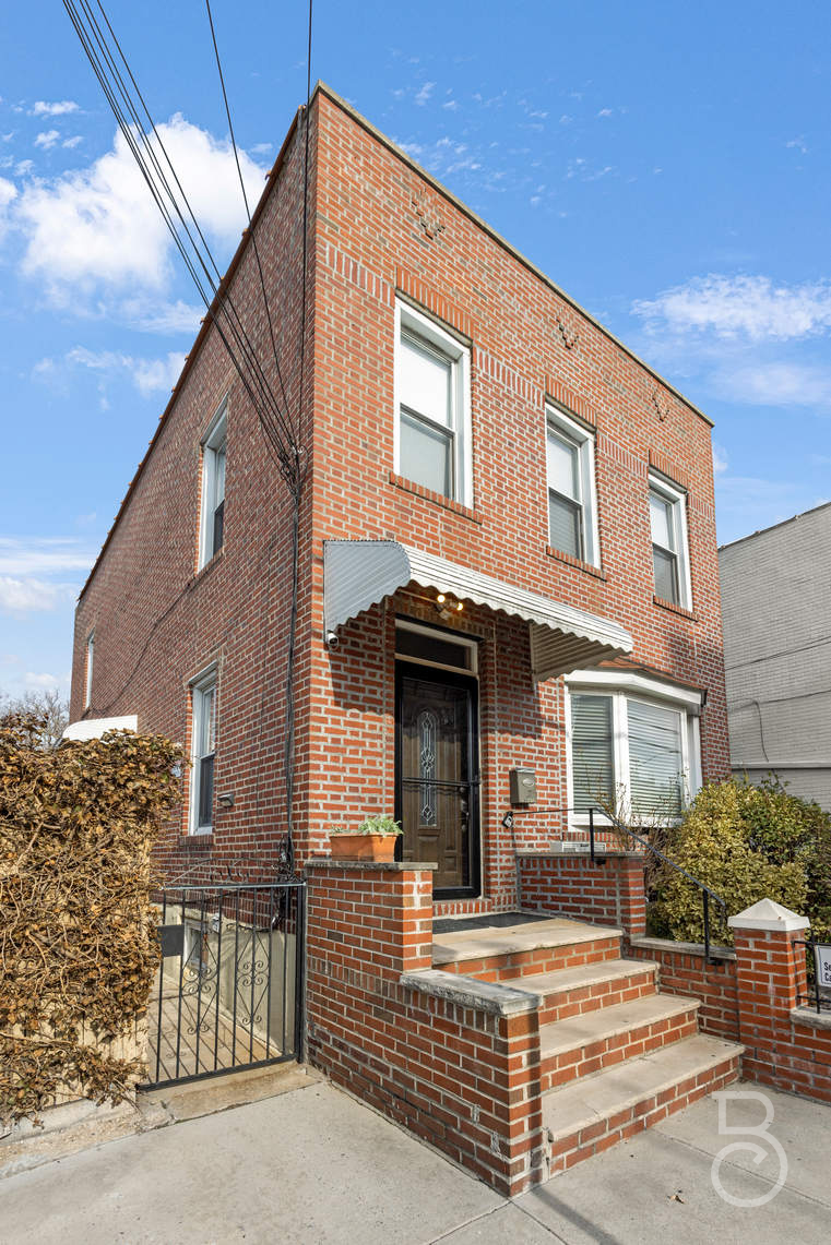 37-01 20th Road Queens, NY 11105 - Photo 2 of 19