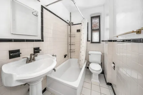 $899,000 | 29 West 65th Street, Unit 2H | Upper West Side