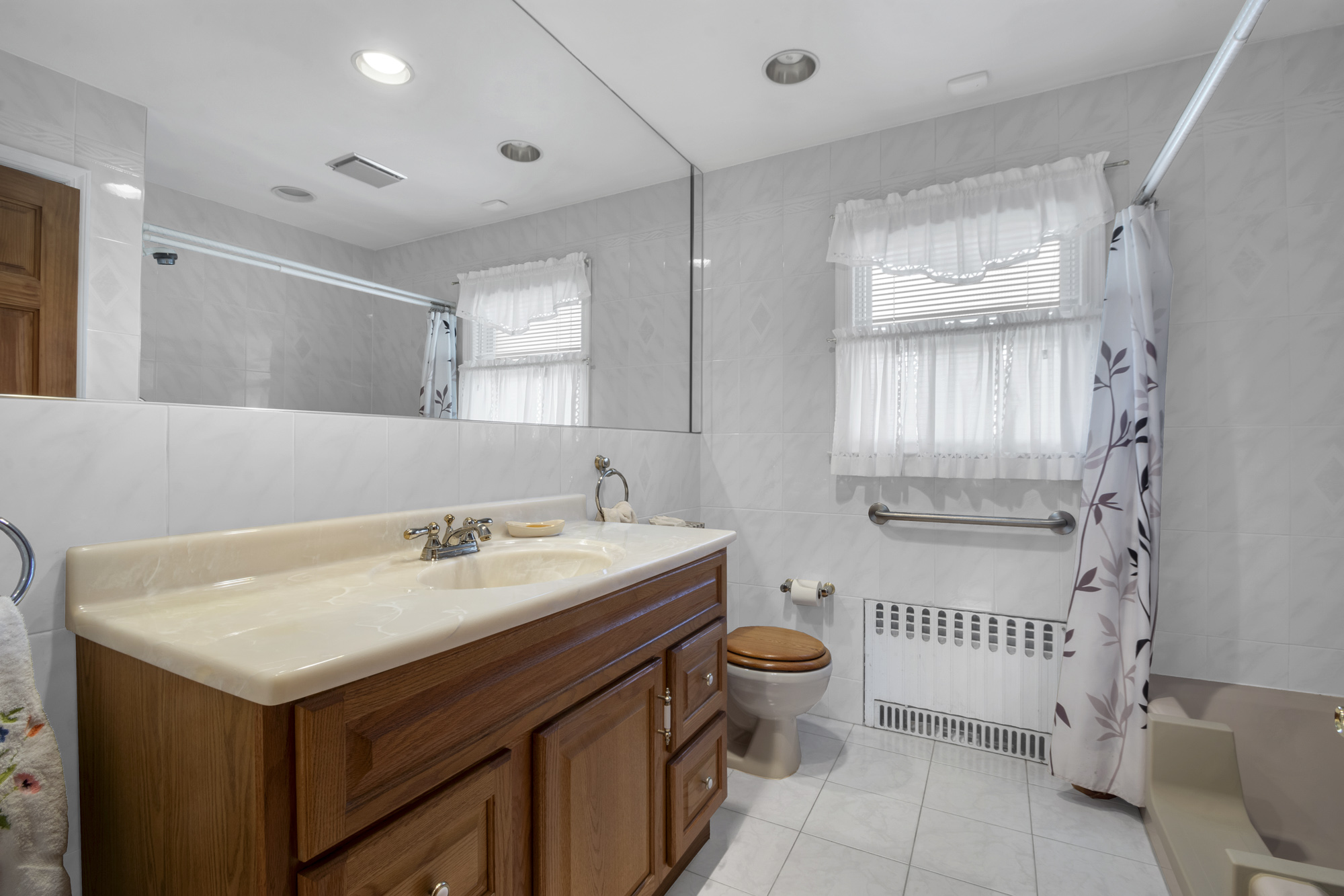 131 Jansen Street Staten Island, NY 10312 - Photo 13 of 21 a bathroom with a sink toilet and a tub