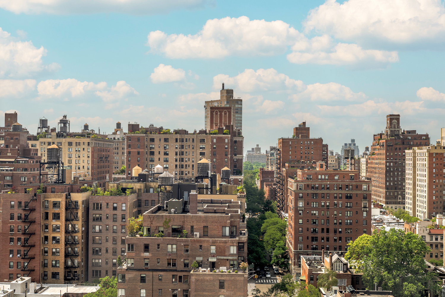 200 East 94th Street, Unit 2015 Manhattan, NY 10128 - Photo 3 of 16 a view of a city with tall buildings