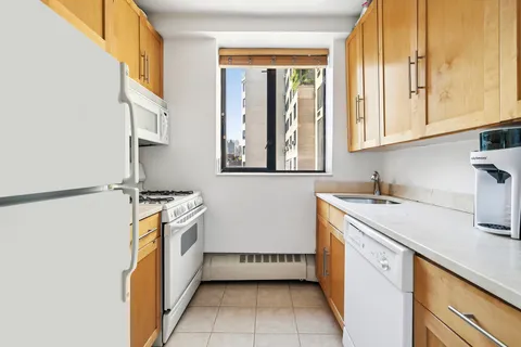 $1,000,000 | 150 East 85th Street, Unit 9A | Upper East Side