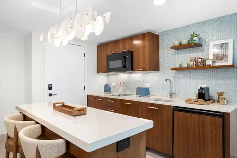 $600,000 | 6801 Collins Avenue, Unit DOOR 606, Miami Beach, FL 33141
