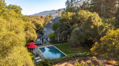 a view of a back yard