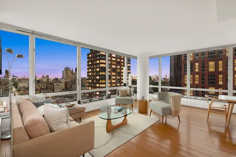 $2,800,000 | 150 Columbus Avenue, Unit 22F | Upper West Side