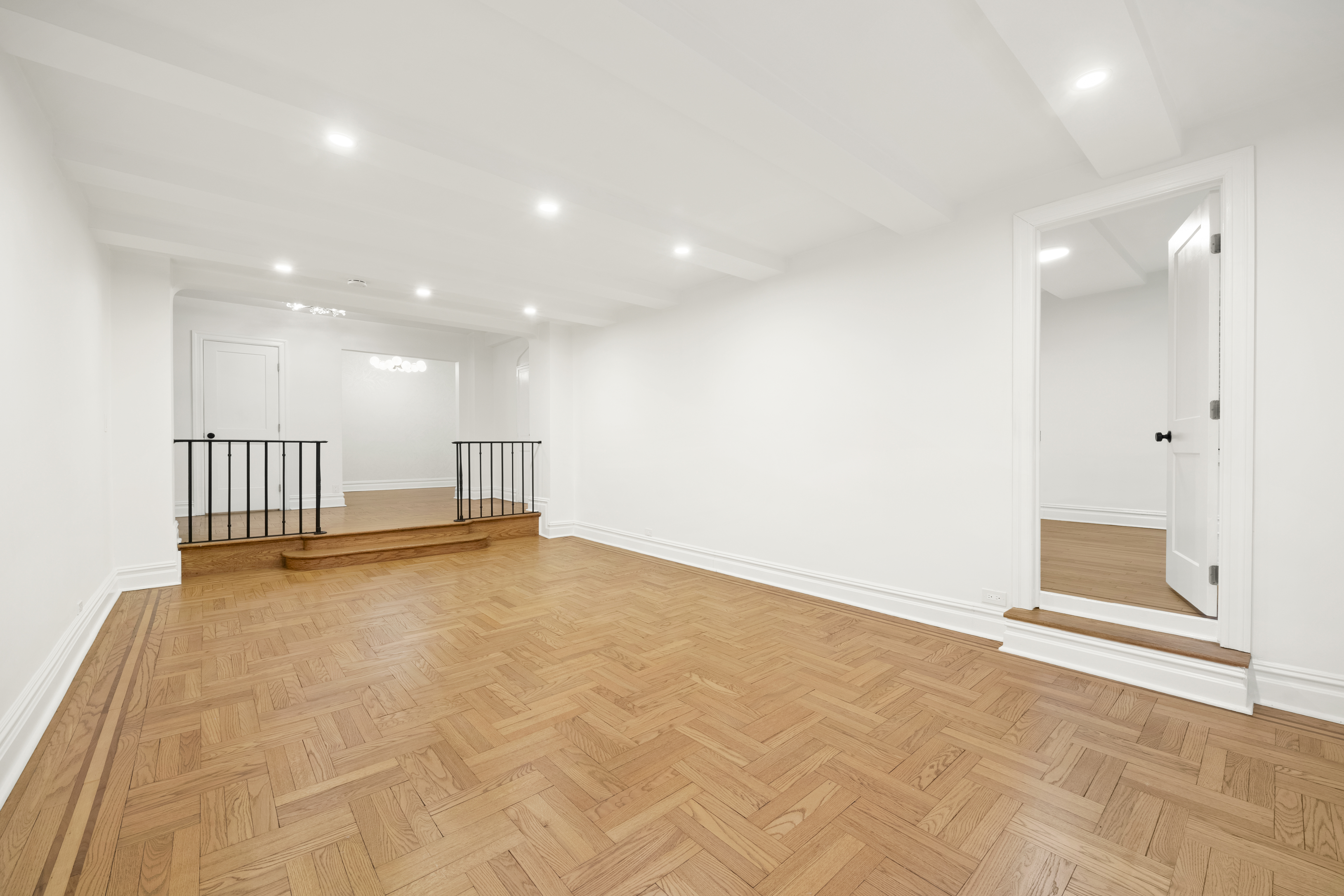 152 East 94th Street, Unit 2J Manhattan, NY 10128 - Photo 4 of 18 a view of an empty room