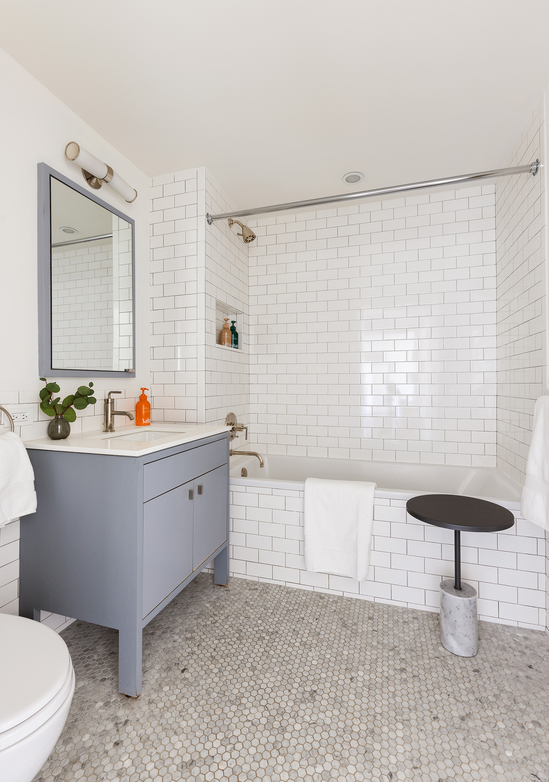 345 Carroll Street, Unit 4B Brooklyn, NY 11231 - Photo 9 of 16 a living room with furniture and a table