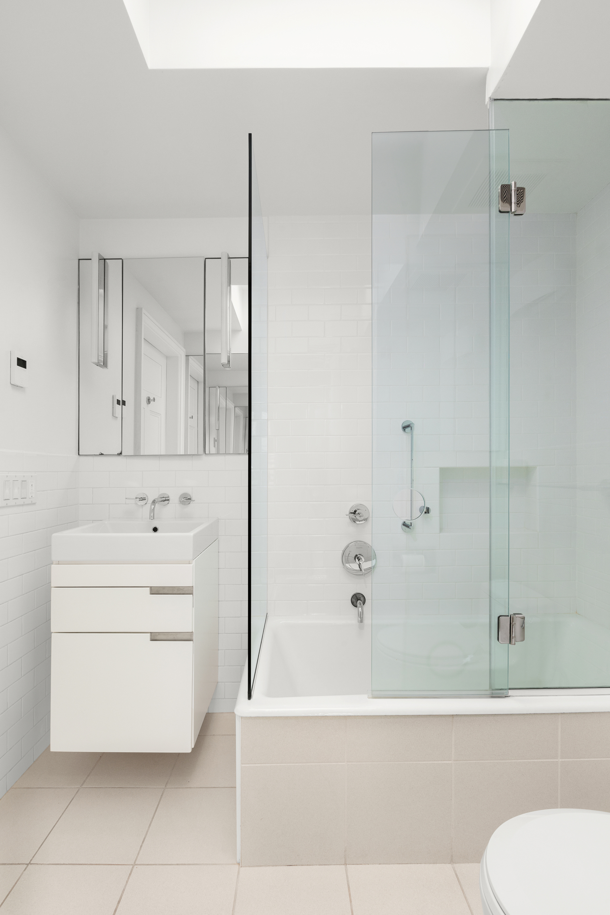 152 East End Avenue Manhattan, NY 10028 - Photo 11 of 15 a bathroom with a bathtub sink vanity and toilet