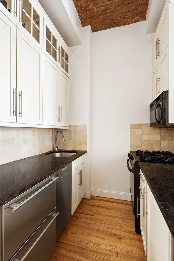 $899,000 | 9 Barrow Street, Unit 6D | West Village