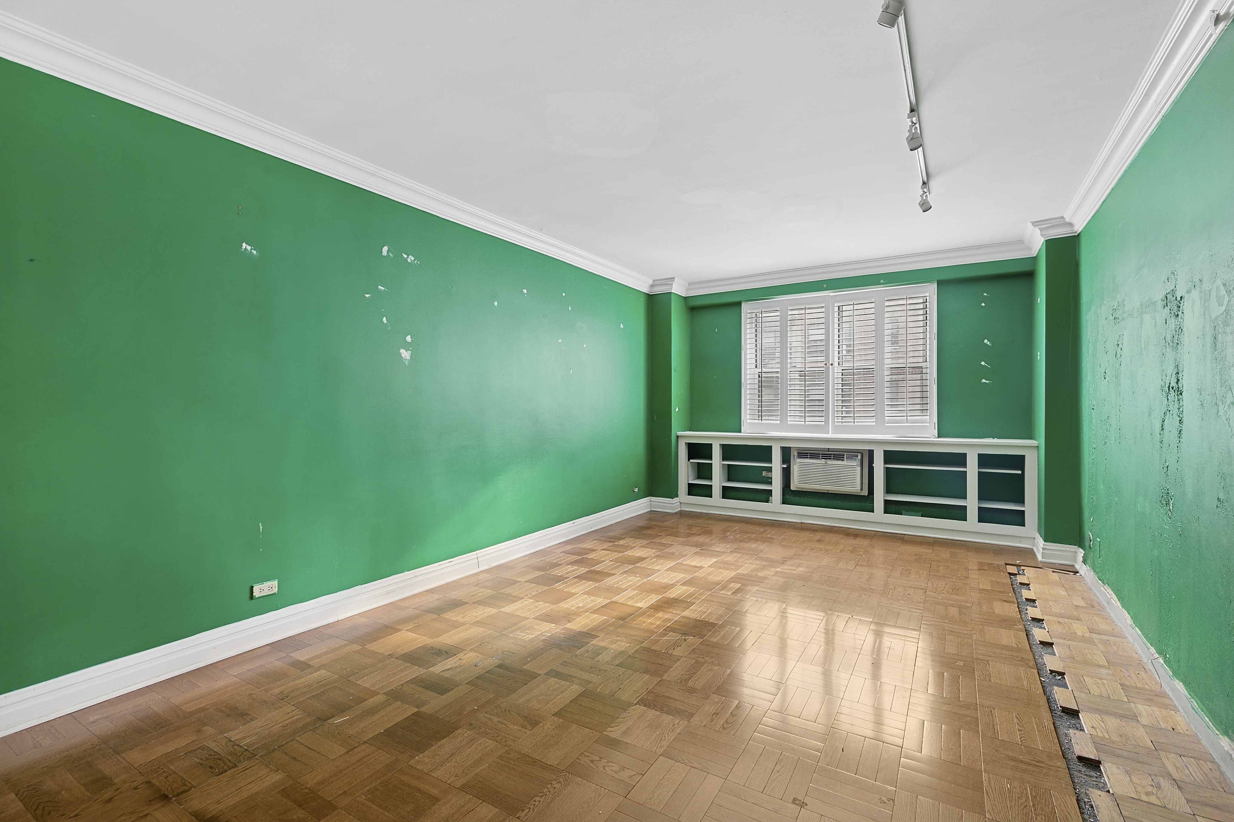 1175 York Avenue, Unit 6C Manhattan, NY 10065 - Photo 4 of 12 a view of a backyard with a garden