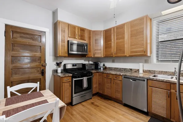 $1,200,000 | 2020 West Waveland Avenue, Chicago, IL 60618