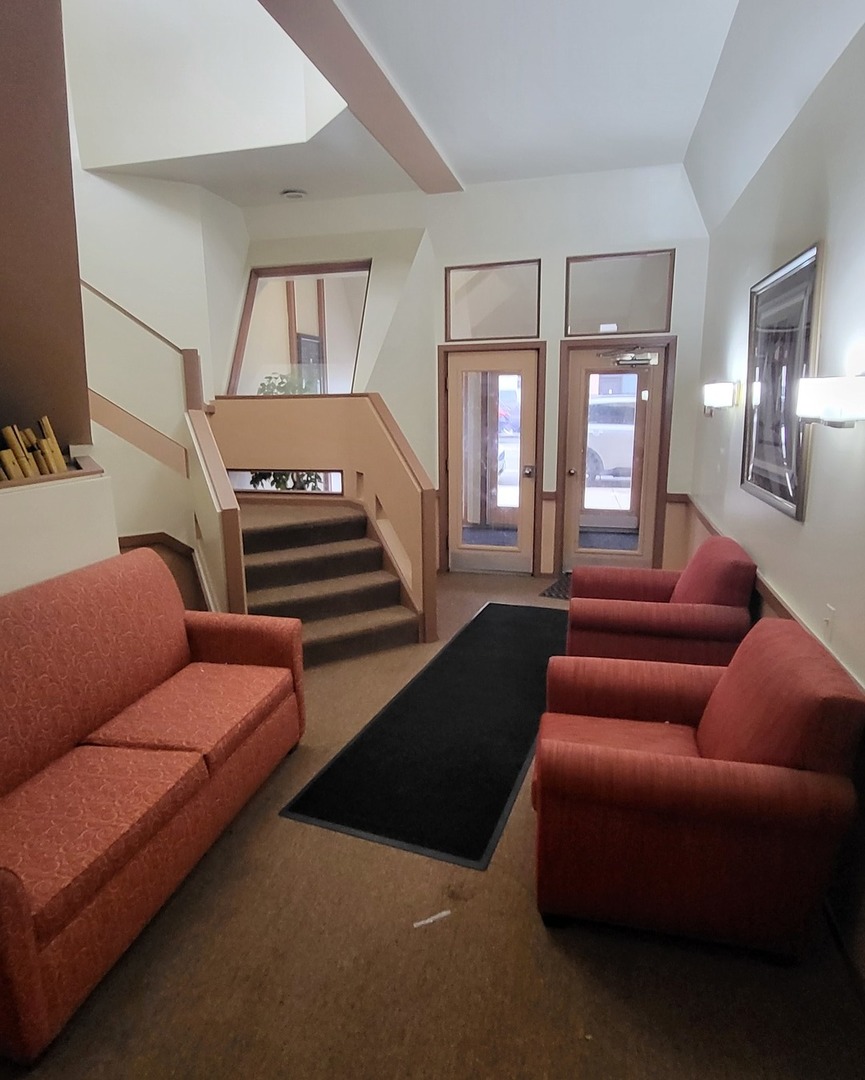 6337 Roosevelt Road, Unit 105 Berwyn, IL 60402 - Photo 19 of 21 a living room with furniture a ceiling fan and a window