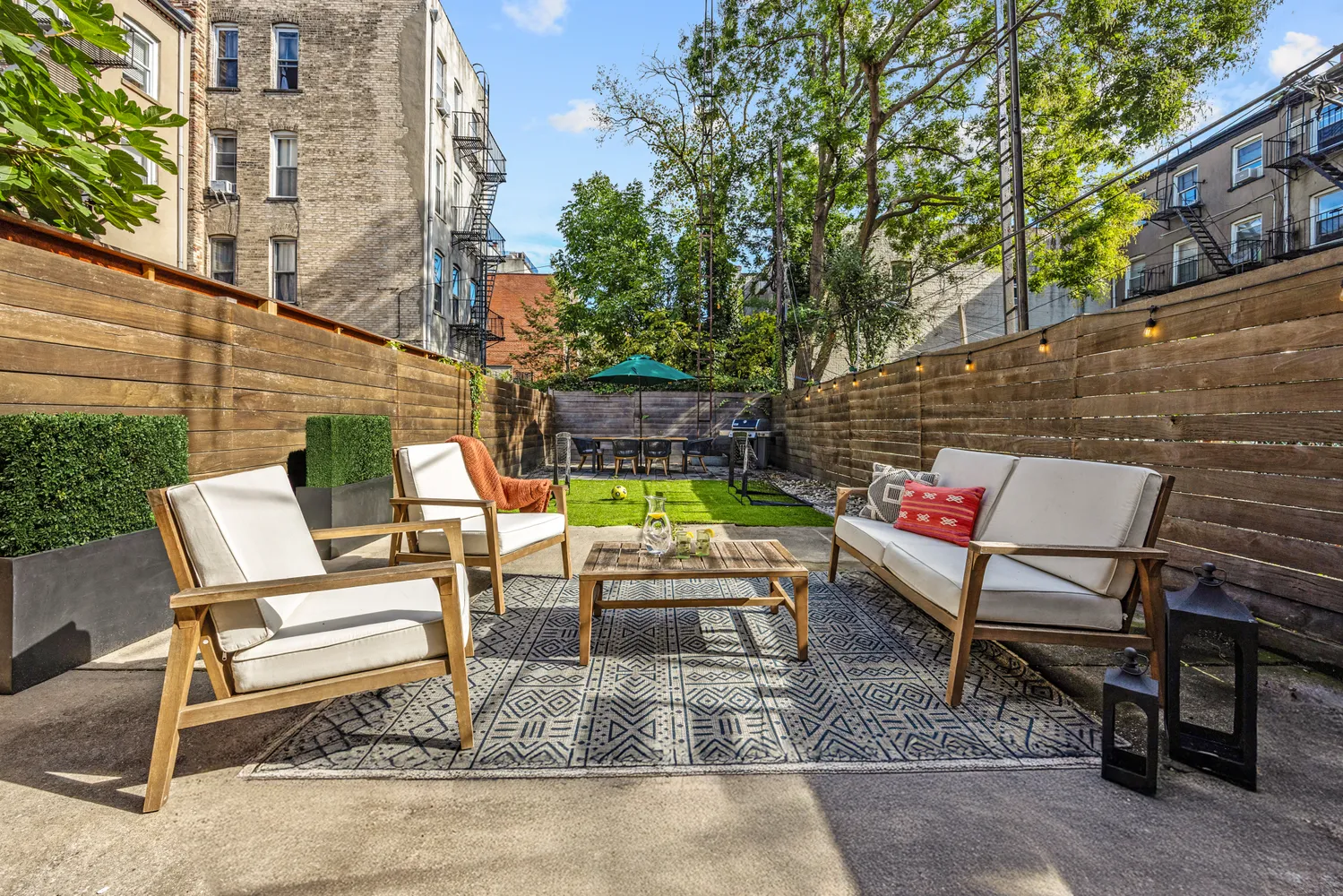 a couple of chairs that are sitting in a backyard