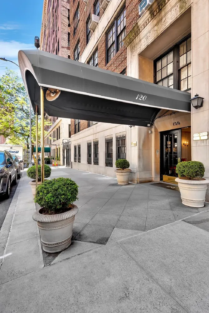 $995,000 | 120 East 75th Street, Unit 1C | Lenox Hill