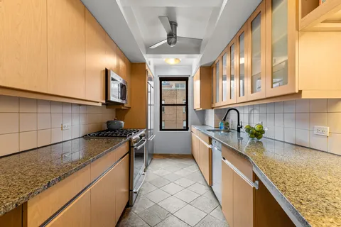 $999,000 | 220 East 73rd Street, Unit 12H | Lenox Hill