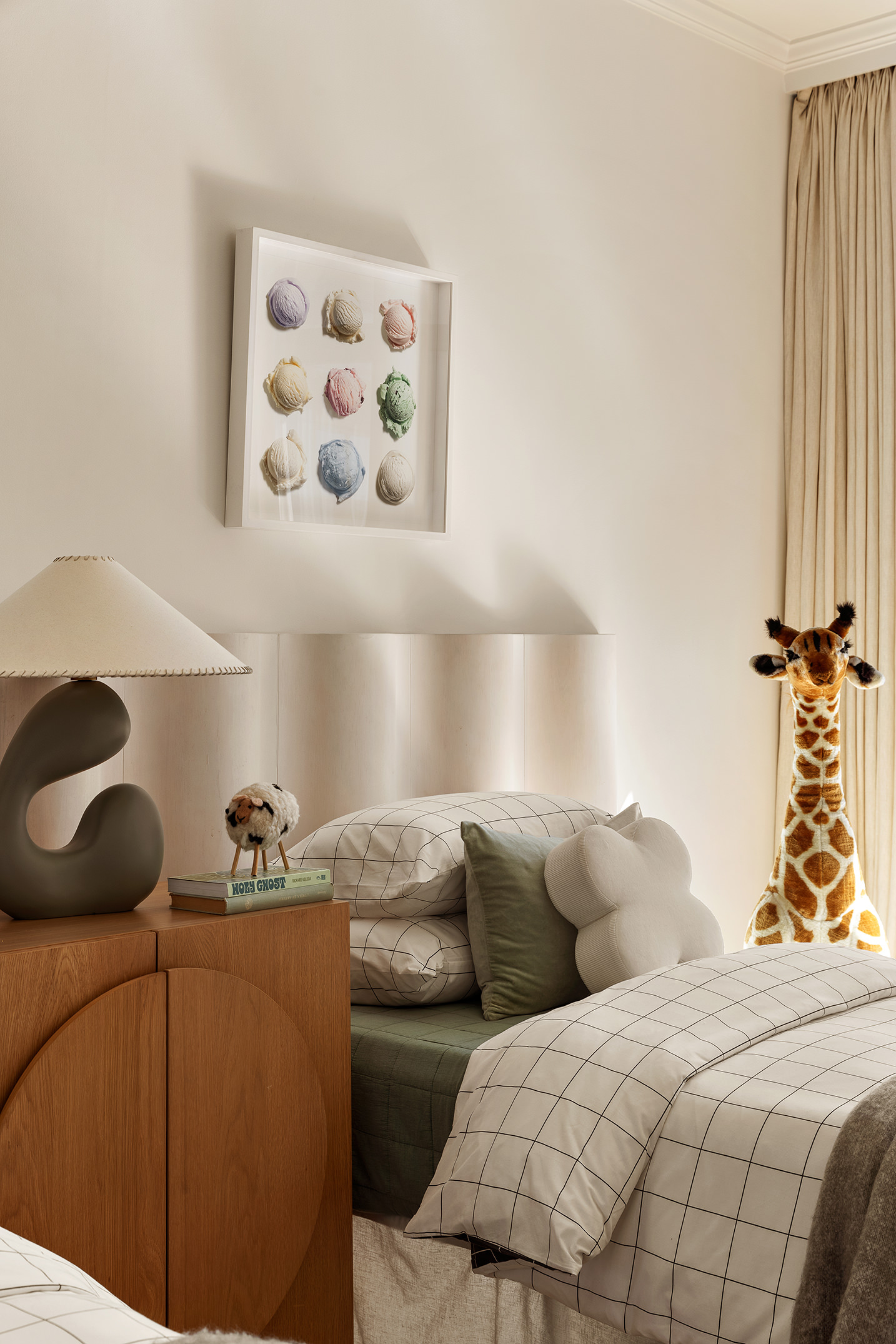 170 East End Avenue, Unit 7A Manhattan, NY 10128 - Photo 24 of 35 a bedroom with a bed and a window