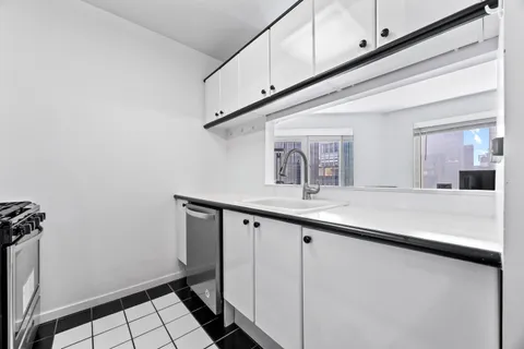 $1,350,000 | 150 West 56th Street, Unit 4312 | Midtown Central