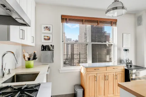 $850,000 | 201 East 37th Street, Unit 11D | Murray Hill
