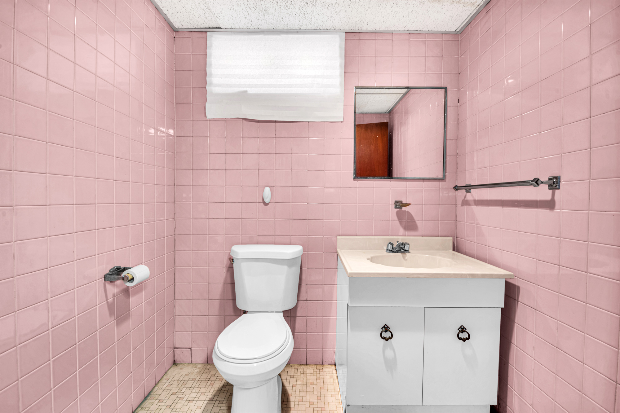 2 Livingston Court Staten Island, NY 10310 - Photo 8 of 14 a bathroom with a toilet sink and mirror