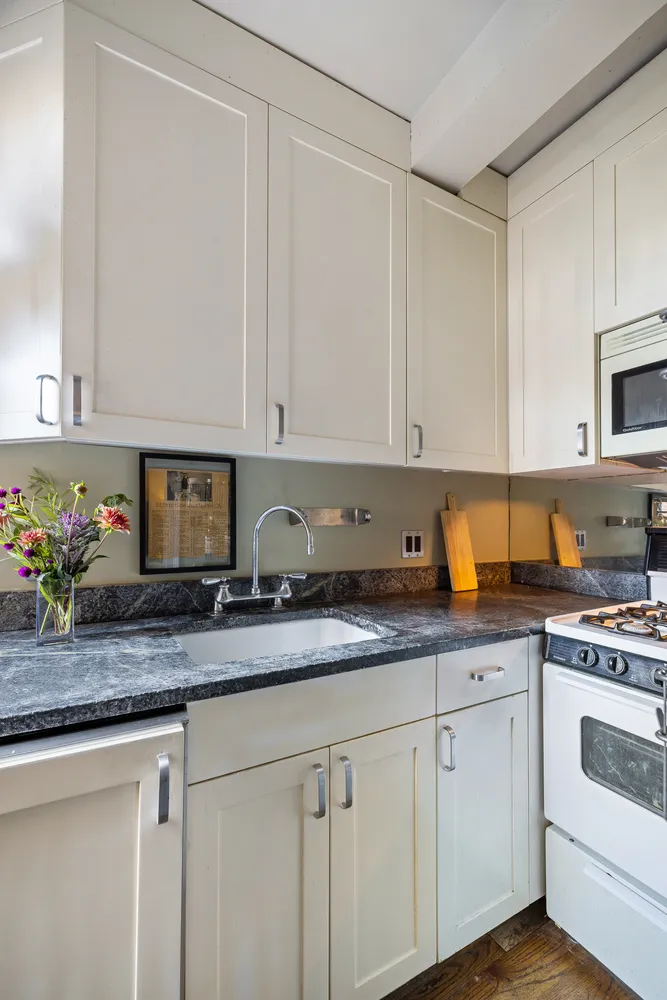 $725,000 | 333 East 43rd Street | Midtown East