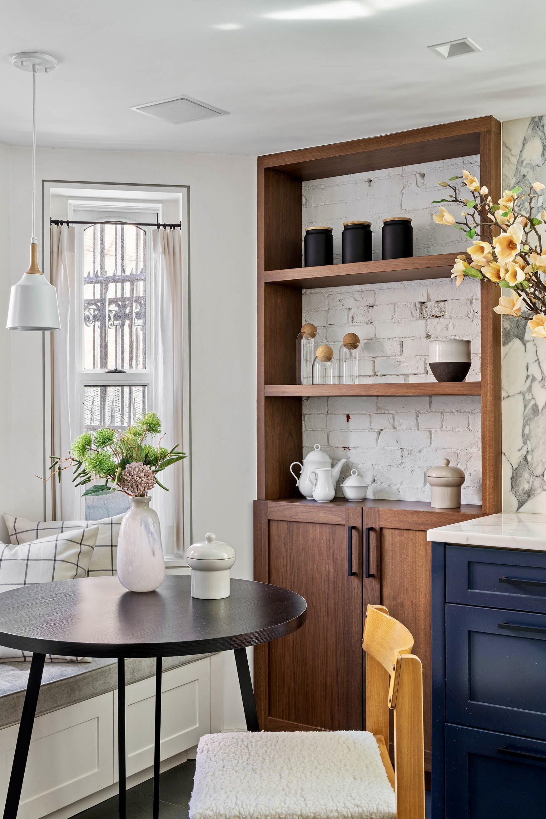 148 Warren Street Brooklyn, NY 11201 - Photo 9 of 20 a dining room with a table and chairs
