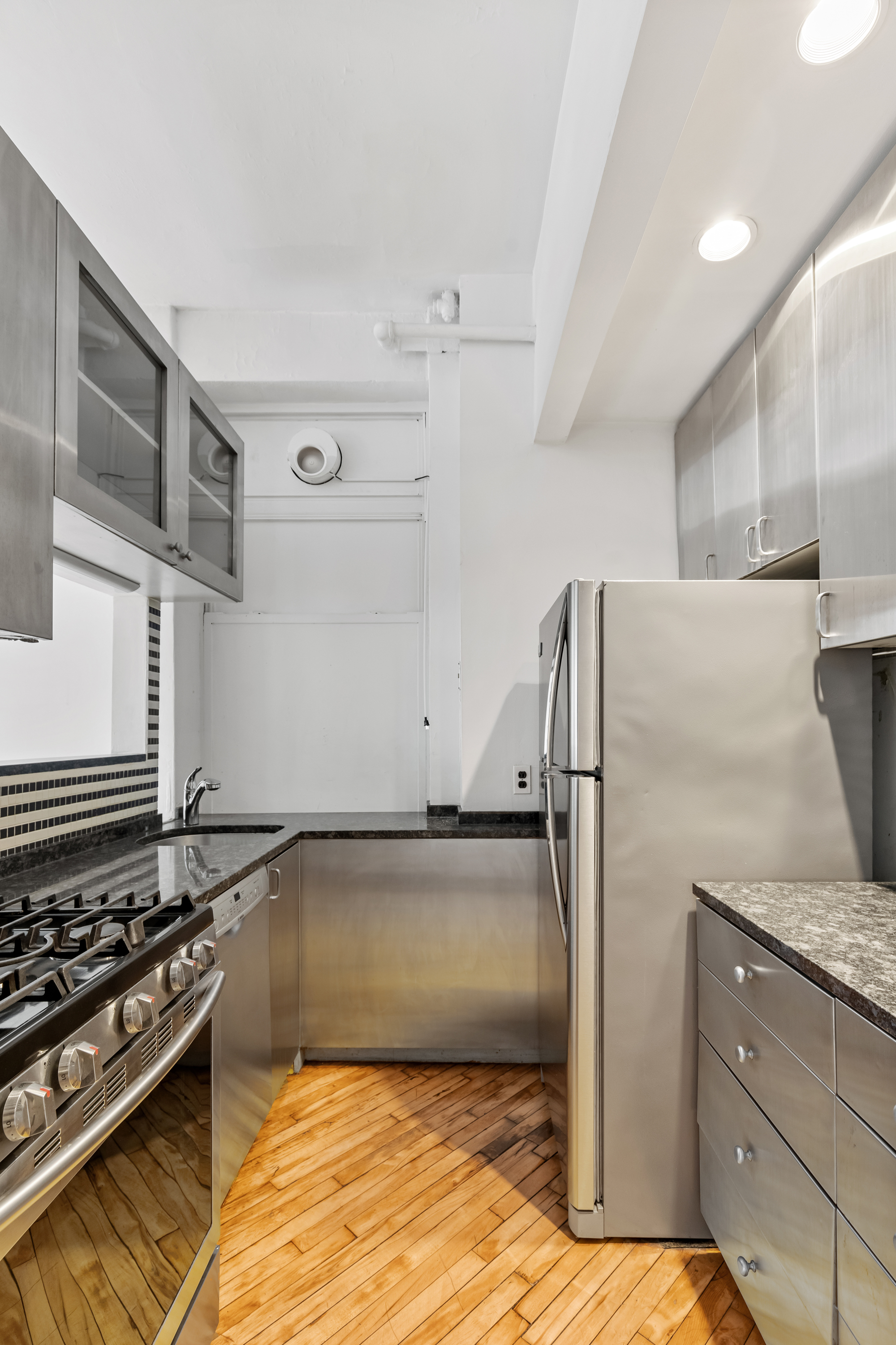 147 West 22nd Street, Unit 5N Manhattan, NY 10011 - Photo 7 of 9 Gallery Image 7