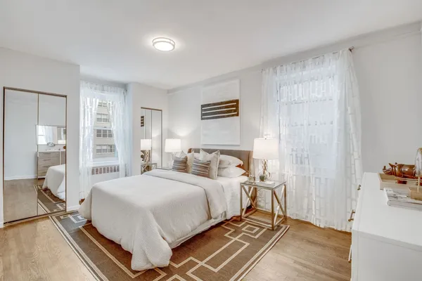 $799,000 | 300 West 53rd Street, Unit 3C | Hell's Kitchen