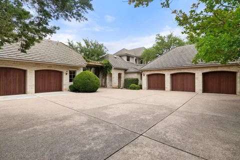 a view of a house with a yard and plants