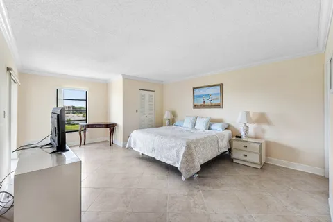 $215,000 | 7076 Huntington Lane, Unit 502, Delray Beach, FL 33446