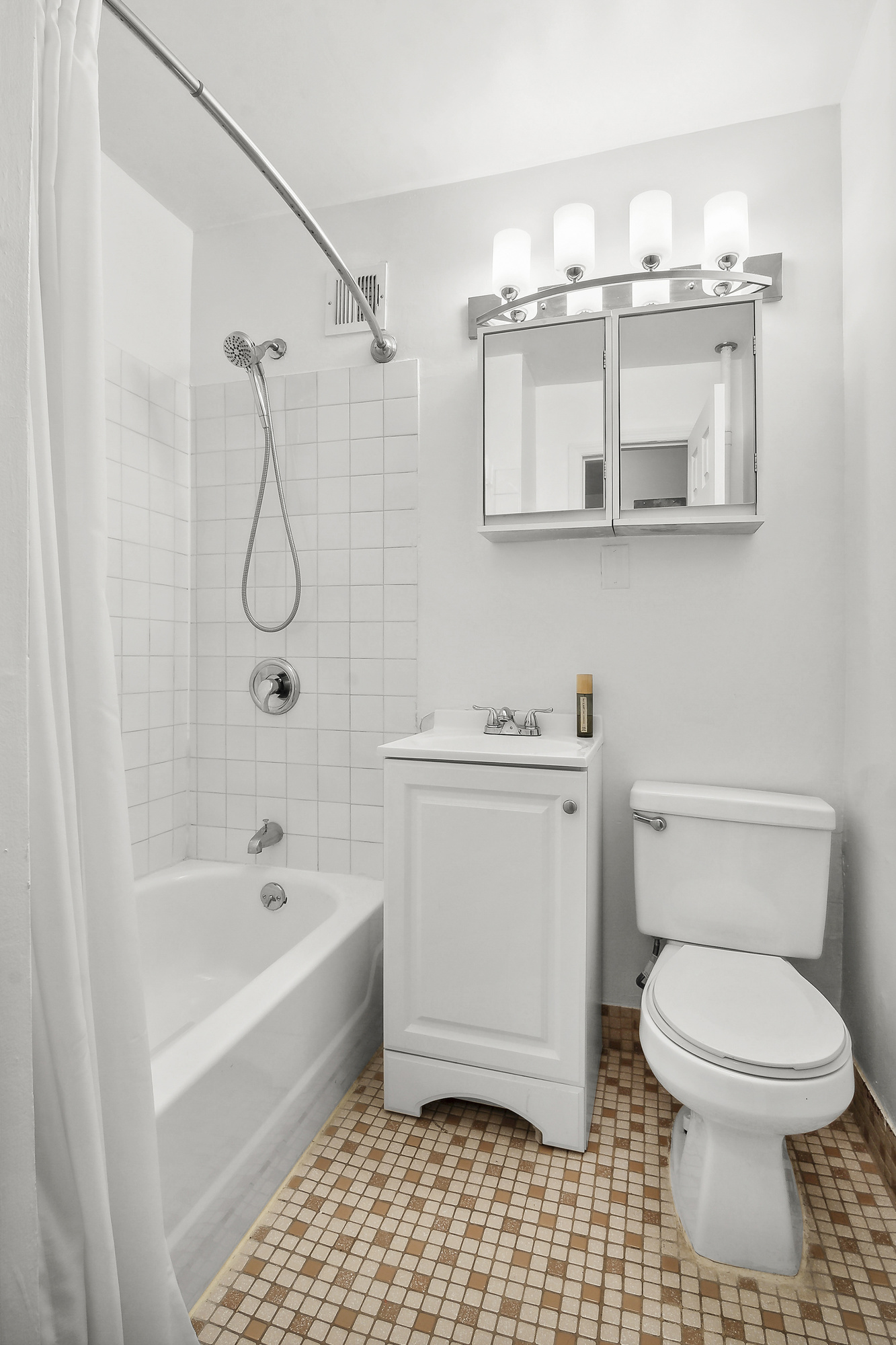 439 Hicks Street, Unit 2C Brooklyn, NY 11201 - Photo 5 of 7 a bathroom with a toilet a sink and a bathtub