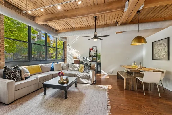 $395,000 | 2804 North Lakewood Avenue, Unit 103, Chicago, IL 60657